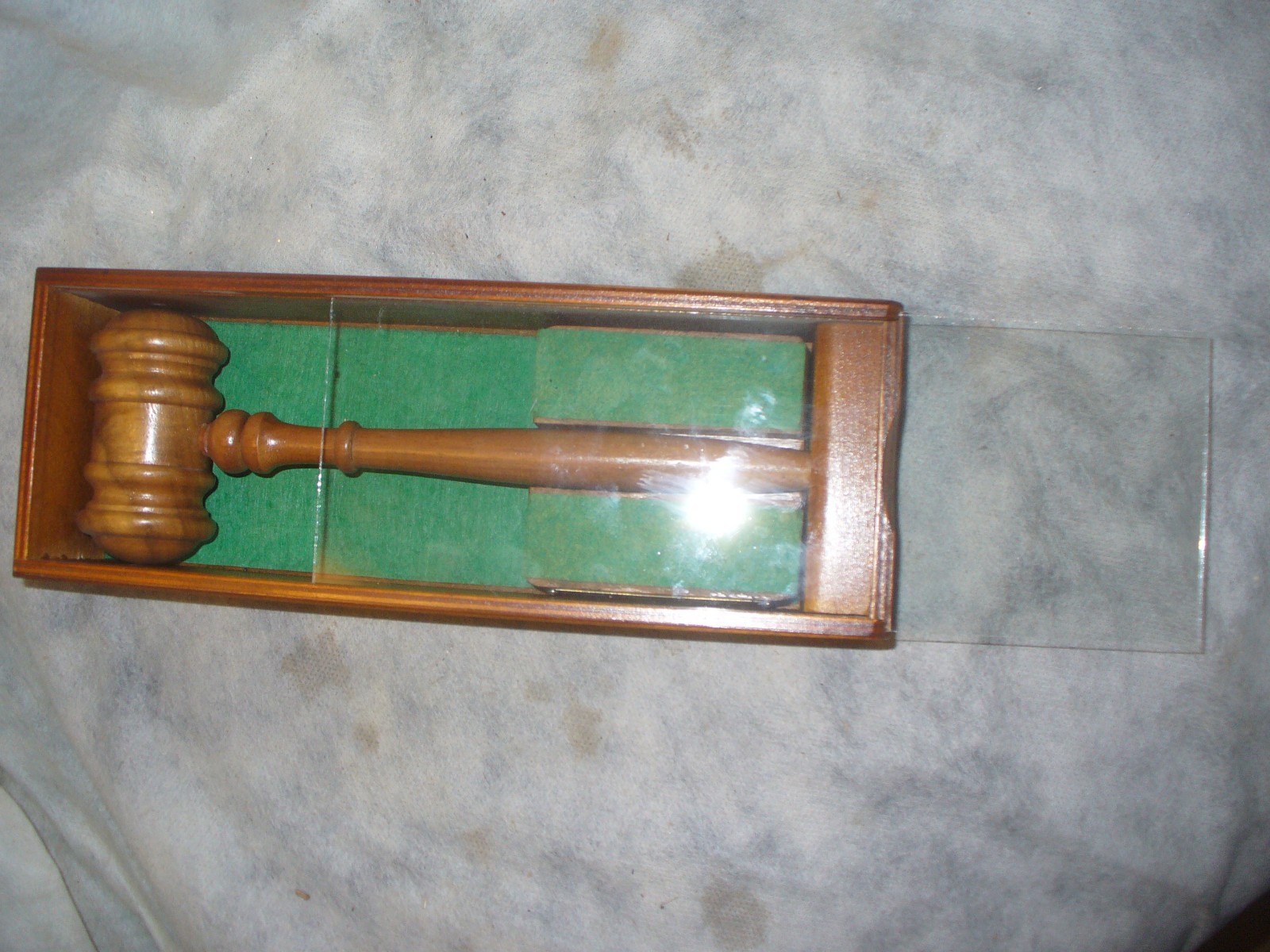 Gavel Drueke Model 9193 Grand Rapids, Mich Wooden Case with Glass Top