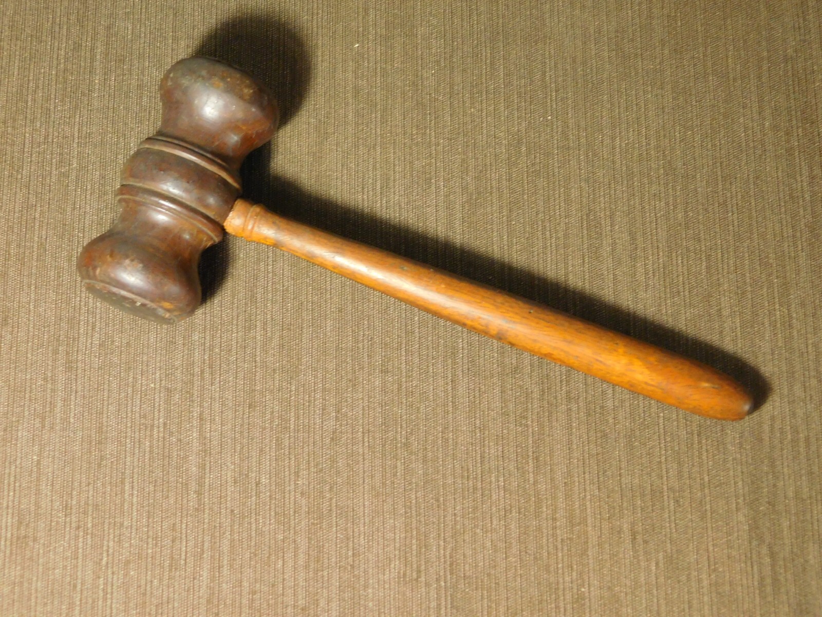 VINTAGE JUDGE LAWYER AUCTIONEER 9″ LONG WOOD GAVEL