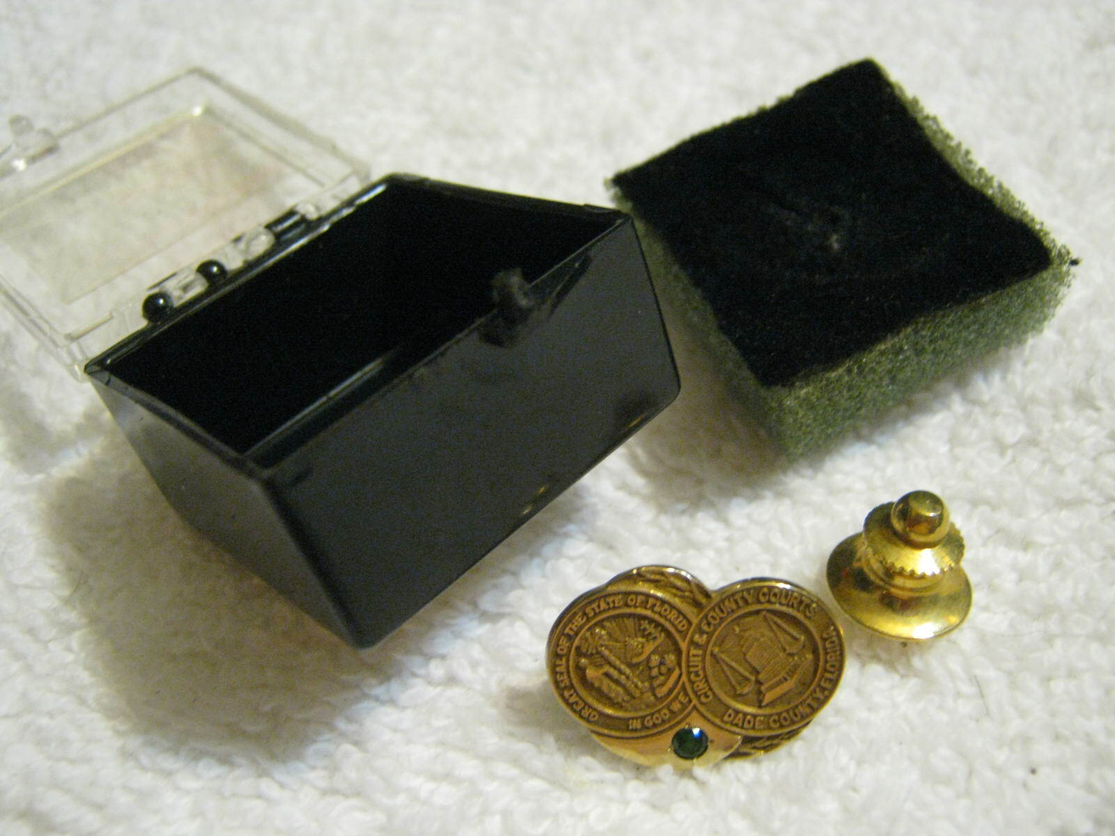 1990s DADE COUNTY CIRCUIT COURTS 25 Year 10KT Gold & Emerald Service Pin w/ Box