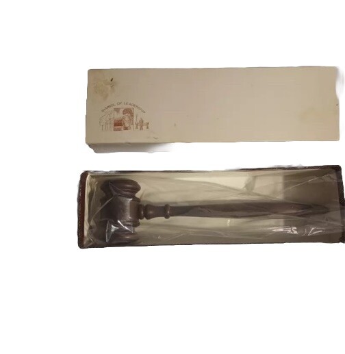 VINTAGE 10 «LONG SYMBOL OF LEADERSHIP WOOD GAVEL IN BOX
