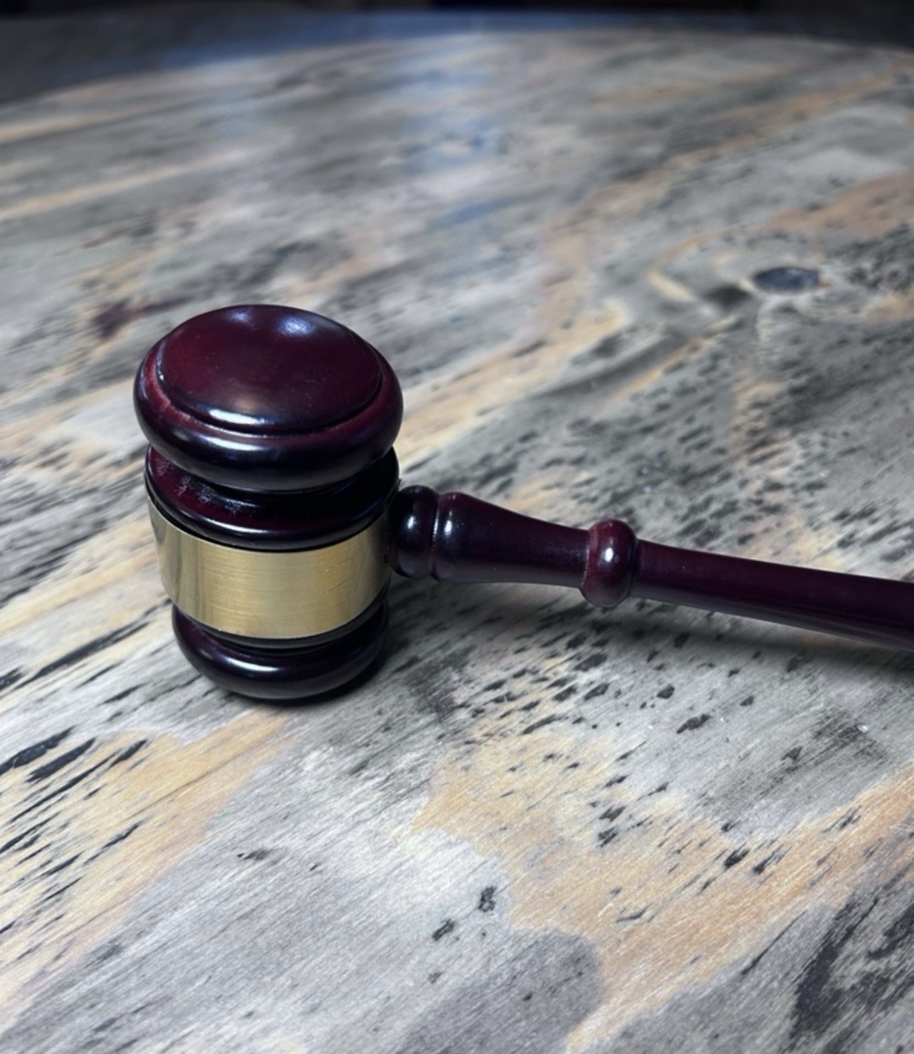 Vintage Wooden Judge Gavel with Gold Band – Deep Mahogany