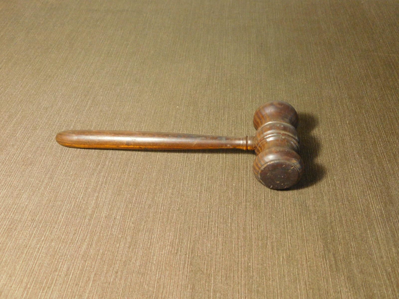 VINTAGE JUDGE LAWYER AUCTIONEER 9″ LONG WOOD GAVEL