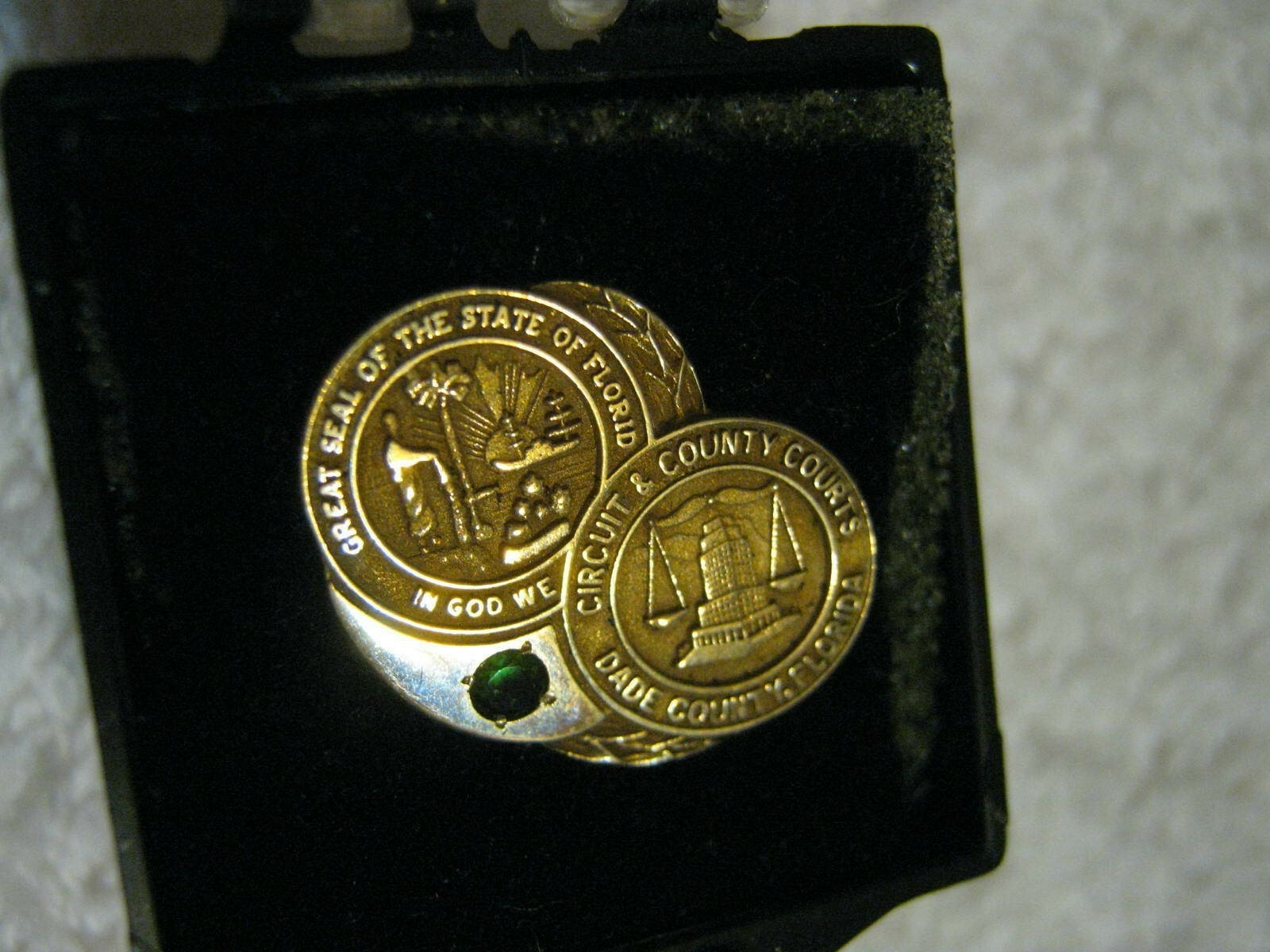 1990s DADE COUNTY CIRCUIT COURTS 25 Year 10KT Gold & Emerald Service Pin w/ Box