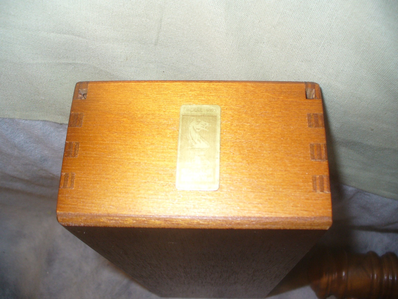 Gavel Drueke Model 9193 Grand Rapids, Mich Wooden Case with Glass Top
