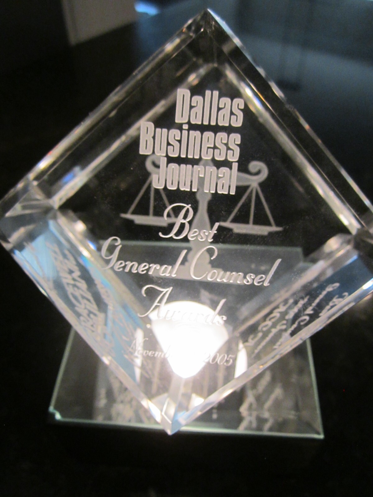 2005 DALLAS BUSINESS JOURNAL BEST GENERAL COUNSEL AWARDS CRYSTAL TROPHY & STAND