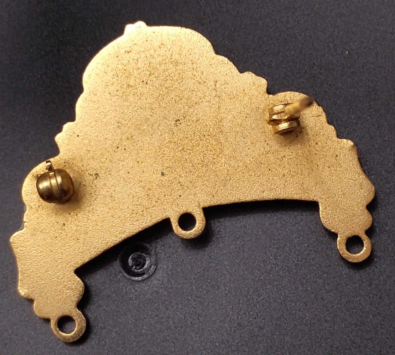 Vintage Court Official Medalion (Pin Back) showing 2 Gavels – Rare Item