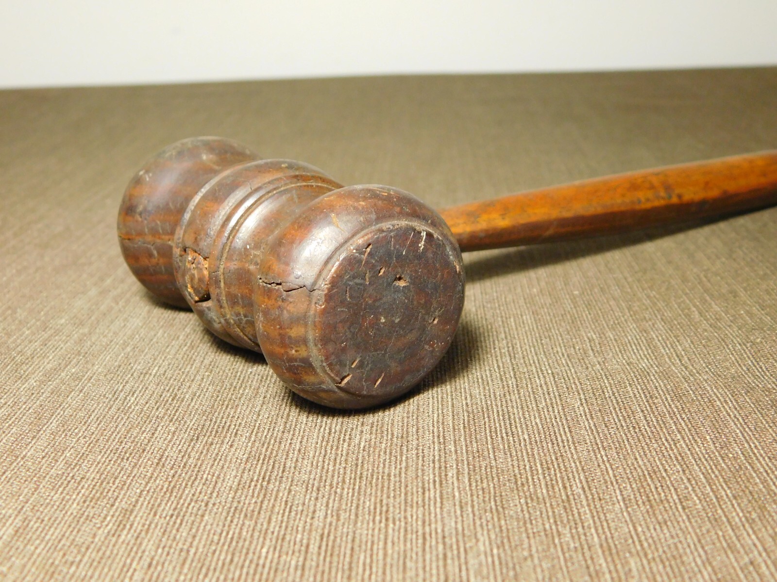 VINTAGE JUDGE LAWYER AUCTIONEER 9″ LONG WOOD GAVEL