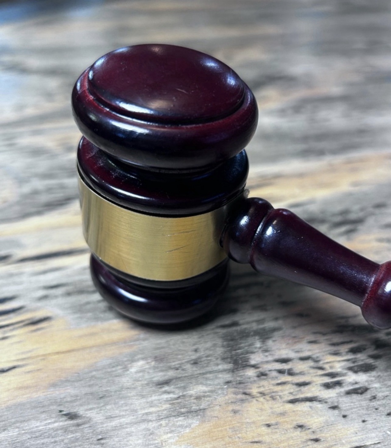 Vintage Wooden Judge Gavel with Gold Band – Deep Mahogany