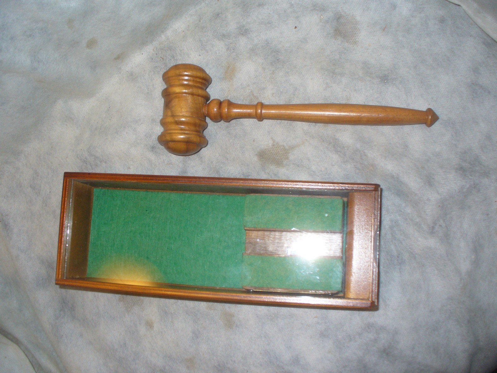 Gavel Drueke Model 9193 Grand Rapids, Mich Wooden Case with Glass Top