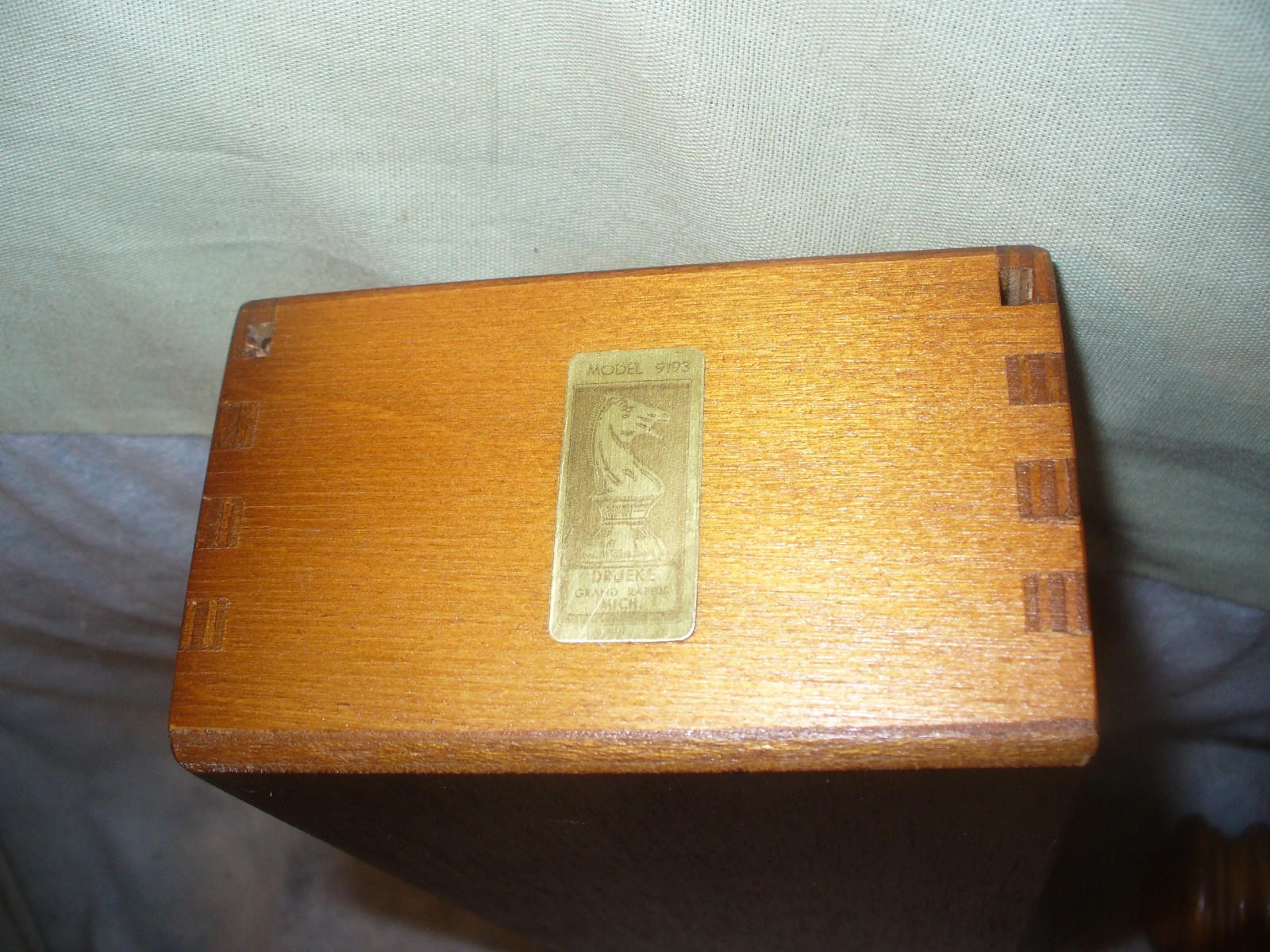 Gavel Drueke Model 9193 Grand Rapids, Mich Wooden Case with Glass Top