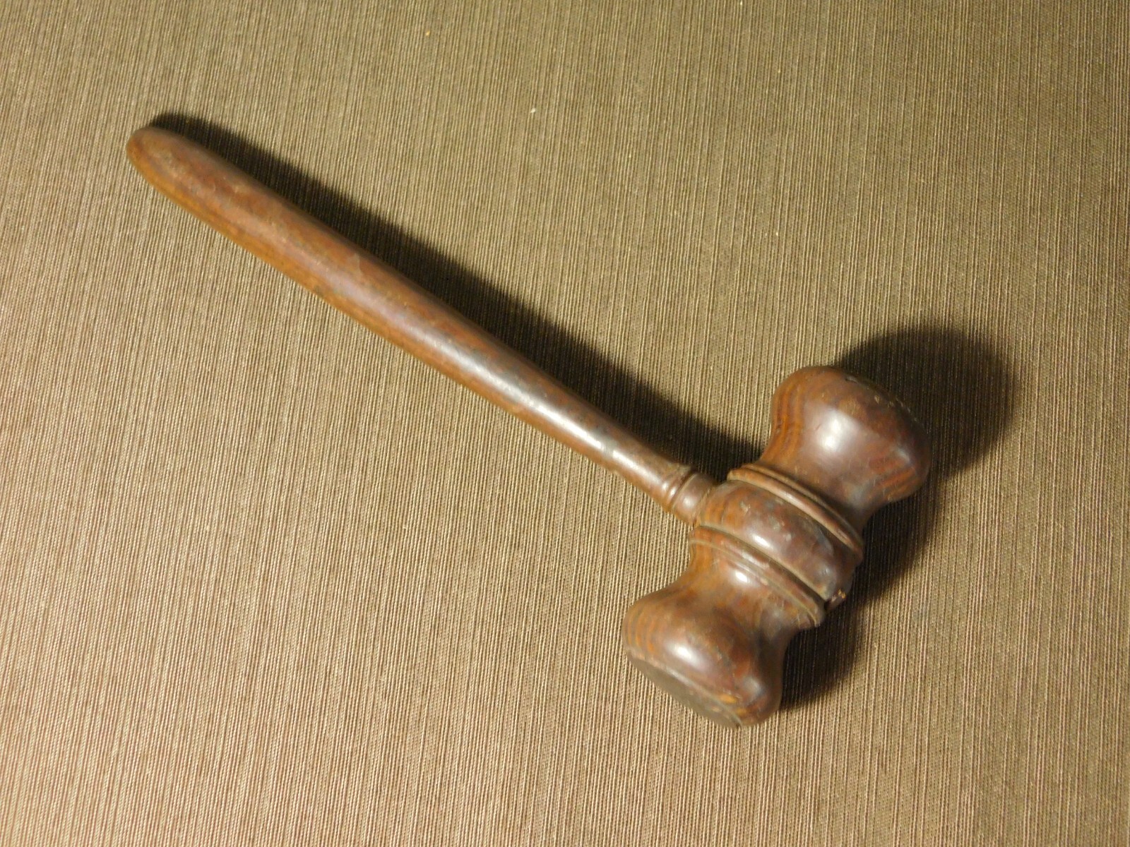 VINTAGE JUDGE LAWYER AUCTIONEER 9″ LONG WOOD GAVEL