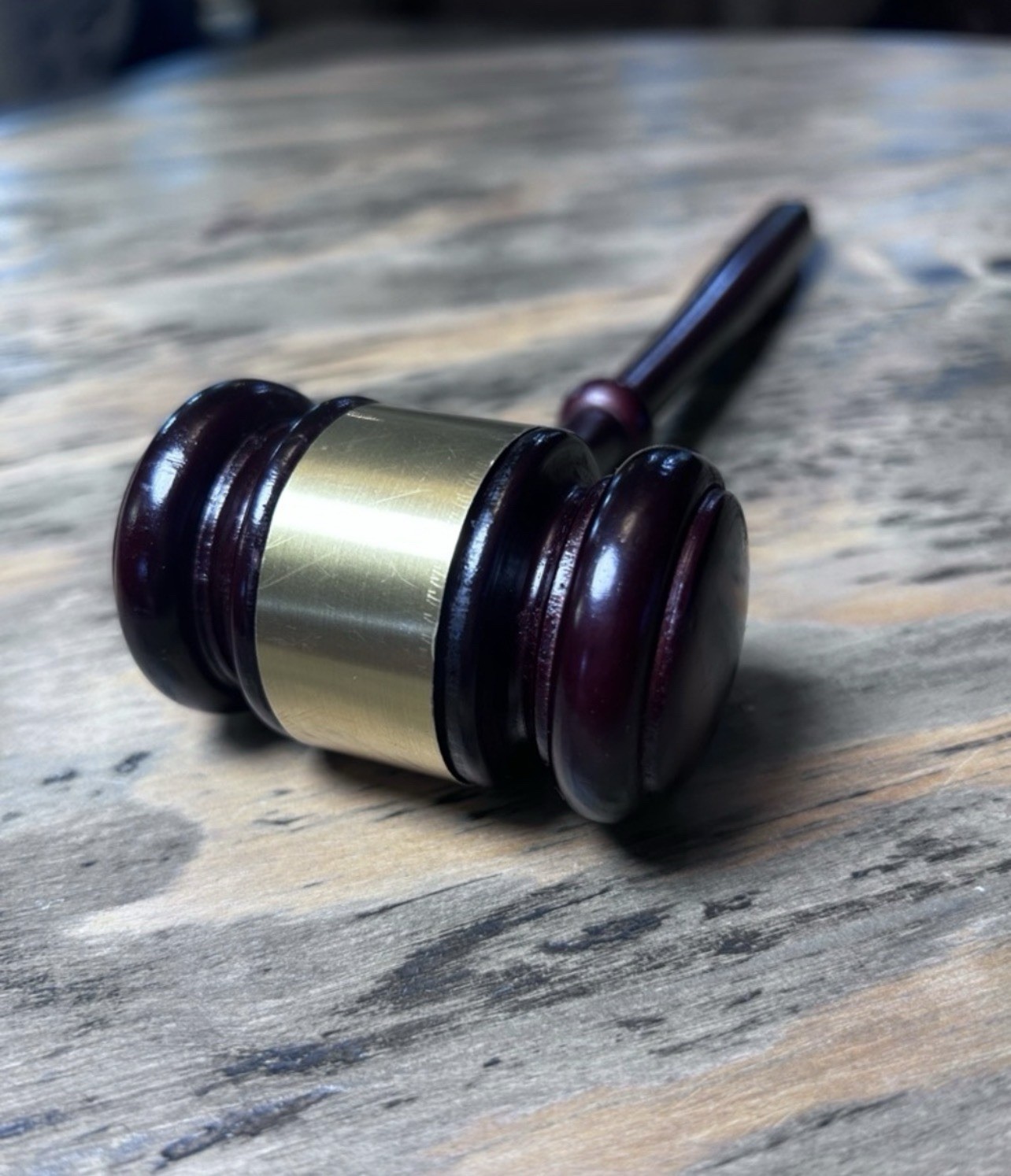 Vintage Wooden Judge Gavel with Gold Band – Deep Mahogany