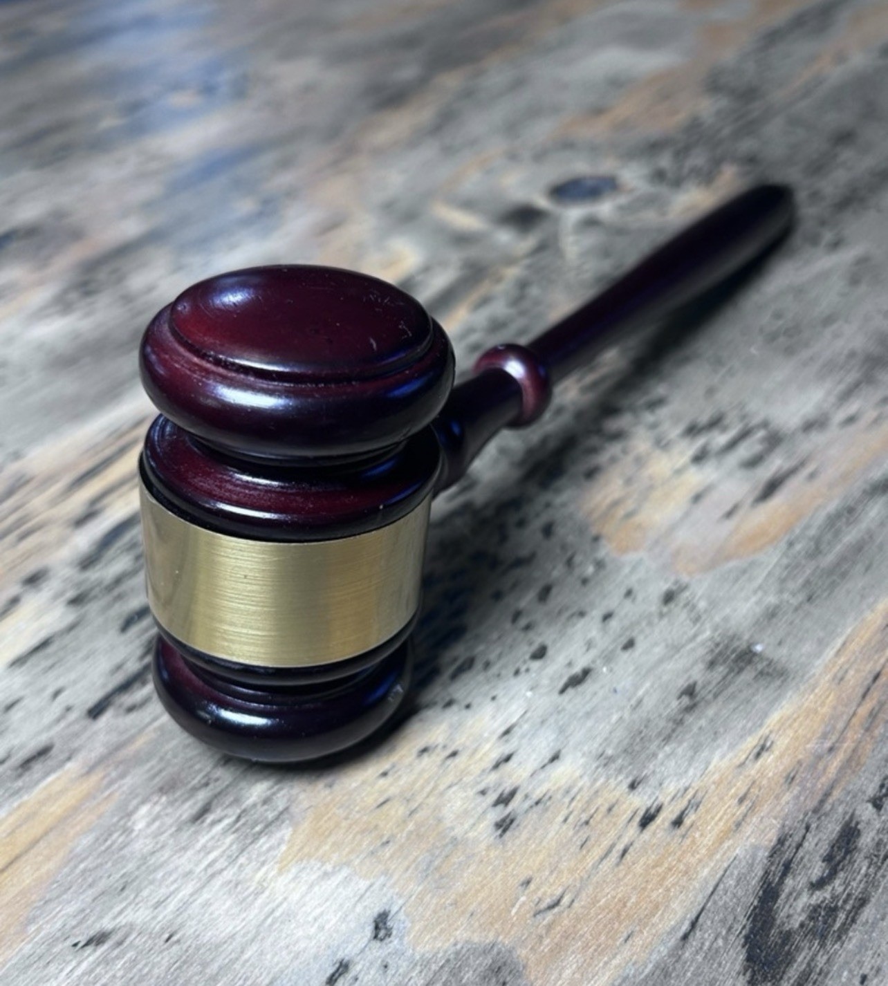 Vintage Wooden Judge Gavel with Gold Band – Deep Mahogany
